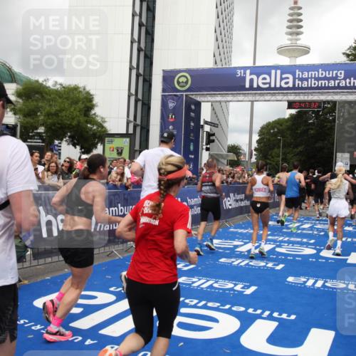 29.06.2025 - hella hamburg halbmarathon Michael Strokosch http://msf.ph/oto/8214239 29.06.2025 10:47:31 Ziel 51, 1012, 1592, 2274, 2839, 2869, 2953, 3304, 5532, 5650, 8693, 8852, 9305, 10423, 11021, 11077, 11491, 12870, 15350, 15923, 16089, 16819, 17846, 17905, 18758, 18974 meine-sportfotos.de