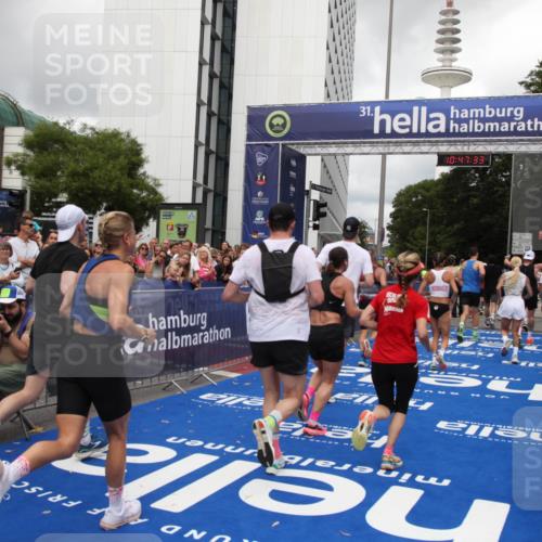 29.06.2025 - hella hamburg halbmarathon Michael Strokosch http://msf.ph/oto/8214267 29.06.2025 10:47:31 Ziel 51, 1012, 1592, 2274, 2839, 2869, 2953, 3304, 5532, 5650, 8693, 8852, 9305, 10423, 11021, 11077, 11491, 12870, 15350, 15923, 16089, 16819, 17846, 17905, 18758, 18974 meine-sportfotos.de