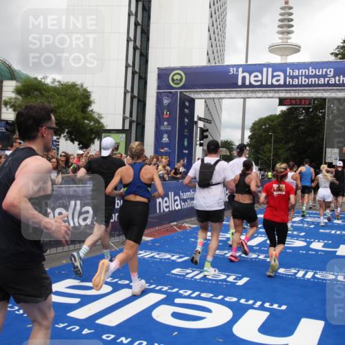 29.06.2025 - hella hamburg halbmarathon Michael Strokosch http://msf.ph/oto/8214305 29.06.2025 10:47:32 Ziel 51, 1012, 1592, 2274, 2839, 2869, 2953, 3304, 5532, 5650, 8234, 8693, 8852, 9305, 10423, 11021, 11077, 11491, 12870, 13223, 13303, 15350, 15479, 15923, 16819, 17846, 17905, 18758, 18974 meine-sportfotos.de