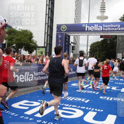 29.06.2025 - hella hamburg halbmarathon Michael Strokosch http://msf.ph/oto/8214343 29.06.2025 10:47:32 Ziel 51, 1012, 1592, 2274, 2839, 2869, 2953, 3304, 5532, 5650, 8234, 8693, 8852, 9305, 10423, 11021, 11077, 11491, 12870, 13223, 13303, 15350, 15479, 15923, 16819, 17846, 17905, 18758, 18974 meine-sportfotos.de
