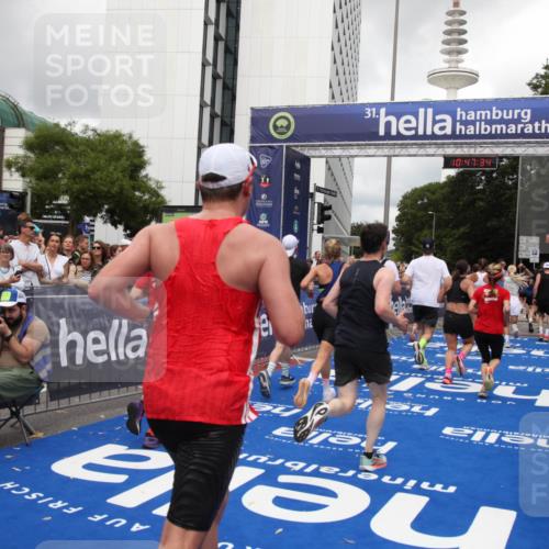 29.06.2025 - hella hamburg halbmarathon Michael Strokosch http://msf.ph/oto/8214384 29.06.2025 10:47:32 Ziel 51, 1012, 1592, 2274, 2839, 2869, 2953, 3304, 5532, 5650, 8234, 8693, 8852, 9305, 10423, 11021, 11077, 11491, 12870, 13223, 13303, 15350, 15479, 15923, 16819, 17846, 17905, 18758, 18974 meine-sportfotos.de