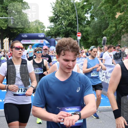29.06.2025 - hella hamburg halbmarathon Zöllner http://msf.ph/oto/8214392 29.06.2025 10:50:54 Ziel 1466, 3654, 3947, 4839, 5018, 5115, 7052, 8205, 8657, 10750, 11551, 15395, 15426, 15643, 15720, 17129, 18182, 18370 meine-sportfotos.de