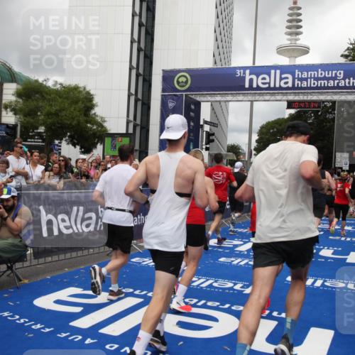 29.06.2025 - hella hamburg halbmarathon Michael Strokosch http://msf.ph/oto/8214442 29.06.2025 10:47:33 Ziel 51, 1012, 1070, 1592, 2274, 2839, 2869, 2953, 3304, 5532, 5650, 8023, 8234, 8693, 8852, 9305, 10423, 11021, 11077, 12870, 13223, 13303, 15350, 15479, 15923, 16819, 17846, 17905, 18758, 18974 meine-sportfotos.de