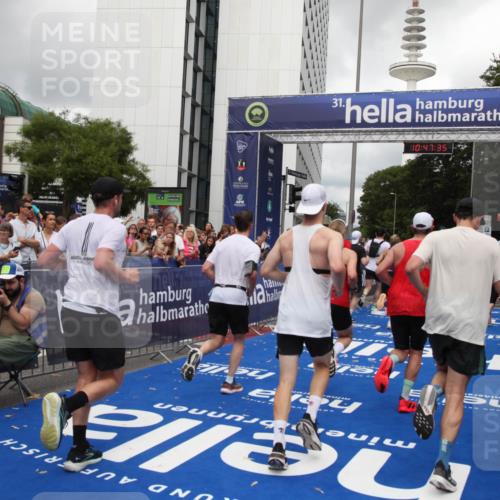 29.06.2025 - hella hamburg halbmarathon Michael Strokosch http://msf.ph/oto/8214463 29.06.2025 10:47:34 Ziel 51, 1012, 1070, 1592, 1696, 2284, 2839, 2869, 2953, 3304, 5532, 5650, 5889, 8023, 8234, 8693, 8852, 8927, 9305, 11021, 12870, 13223, 13303, 15350, 15479, 15923, 16819, 17846, 17905, 18758, 18974 meine-sportfotos.de