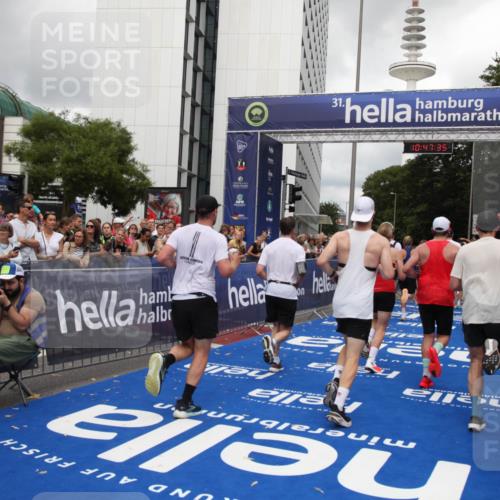 29.06.2025 - hella hamburg halbmarathon Michael Strokosch http://msf.ph/oto/8214474 29.06.2025 10:47:34 Ziel 51, 1012, 1070, 1592, 1696, 2284, 2839, 2869, 2953, 3304, 5532, 5650, 5889, 8023, 8234, 8693, 8852, 8927, 9305, 11021, 12870, 13223, 13303, 15350, 15479, 15923, 16819, 17846, 17905, 18758, 18974 meine-sportfotos.de