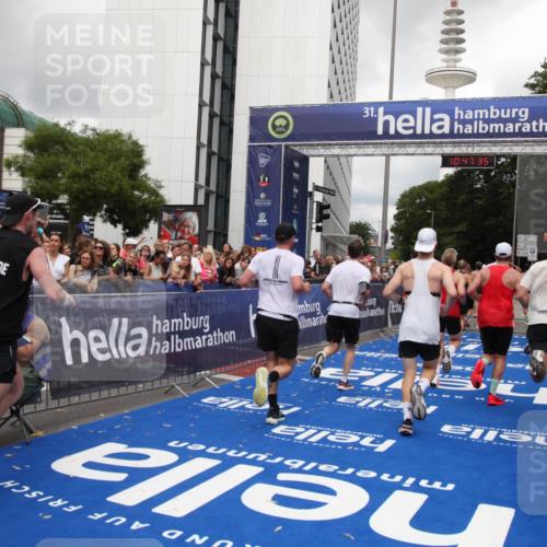 29.06.2025 - hella hamburg halbmarathon Michael Strokosch http://msf.ph/oto/8214482 29.06.2025 10:47:34 Ziel 51, 1012, 1070, 1592, 1696, 2284, 2839, 2869, 2953, 3304, 5532, 5650, 5889, 8023, 8234, 8693, 8852, 8927, 9305, 11021, 12870, 13223, 13303, 15350, 15479, 15923, 16819, 17846, 17905, 18758, 18974 meine-sportfotos.de
