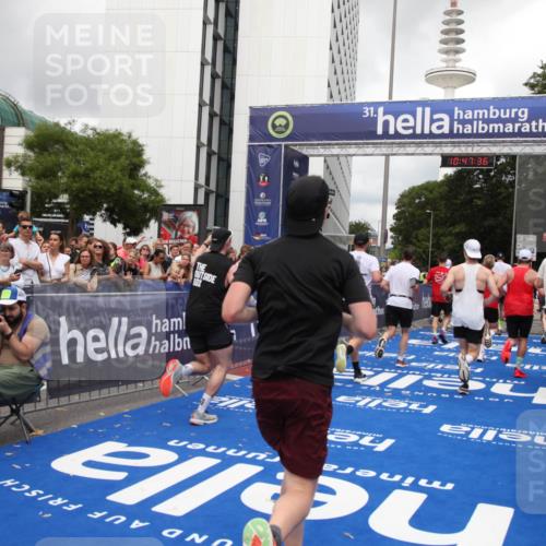 29.06.2025 - hella hamburg halbmarathon Michael Strokosch http://msf.ph/oto/8214503 29.06.2025 10:47:35 Ziel 51, 1012, 1070, 1592, 1696, 2284, 2839, 2869, 2953, 3304, 5532, 5650, 5889, 6009, 8023, 8234, 8852, 8927, 9305, 11021, 12870, 13223, 13303, 15350, 15479, 15923, 17846, 17905, 18104, 18758, 19181 meine-sportfotos.de