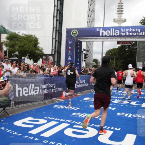 29.06.2025 - hella hamburg halbmarathon Michael Strokosch http://msf.ph/oto/8214511 29.06.2025 10:47:35 Ziel 51, 1012, 1070, 1592, 1696, 2284, 2839, 2869, 2953, 3304, 5532, 5650, 5889, 6009, 8023, 8234, 8852, 8927, 9305, 11021, 12870, 13223, 13303, 15350, 15479, 15923, 17846, 17905, 18104, 18758, 19181 meine-sportfotos.de