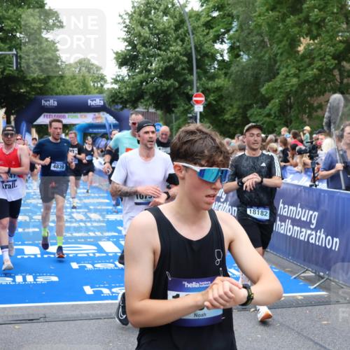 29.06.2025 - hella hamburg halbmarathon Zöllner http://msf.ph/oto/8214516 29.06.2025 10:50:58 Ziel 1466, 2207, 3654, 3947, 4839, 5018, 7052, 7369, 8205, 8572, 10215, 10750, 11551, 12778, 13687, 15362, 15395, 15643, 16285, 18182 meine-sportfotos.de