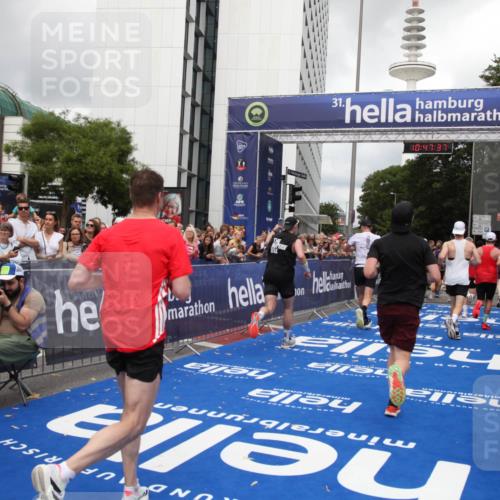 29.06.2025 - hella hamburg halbmarathon Michael Strokosch http://msf.ph/oto/8214534 29.06.2025 10:47:36 Ziel 1012, 1070, 1320, 1592, 1696, 2284, 2839, 2869, 2953, 3304, 5532, 5889, 6009, 8023, 8234, 8852, 8927, 9305, 10969, 11021, 12870, 13223, 13303, 14619, 15451, 15479, 15923, 17846, 17905, 18104, 18758, 19181 meine-sportfotos.de