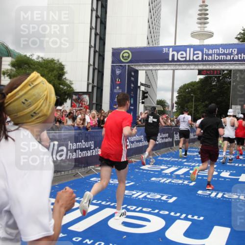29.06.2025 - hella hamburg halbmarathon Michael Strokosch http://msf.ph/oto/8214550 29.06.2025 10:47:36 Ziel 1012, 1070, 1320, 1592, 1696, 2284, 2839, 2869, 2953, 3304, 5532, 5889, 6009, 8023, 8234, 8852, 8927, 9305, 10969, 11021, 12870, 13223, 13303, 14619, 15451, 15479, 15923, 17846, 17905, 18104, 18758, 19181 meine-sportfotos.de