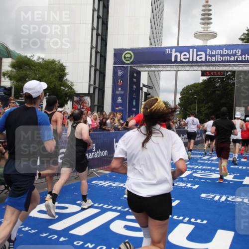 29.06.2025 - hella hamburg halbmarathon Michael Strokosch http://msf.ph/oto/8214557 29.06.2025 10:47:36 Ziel 1012, 1070, 1320, 1592, 1696, 2284, 2839, 2869, 2953, 3304, 5532, 5889, 6009, 8023, 8234, 8852, 8927, 9305, 10969, 11021, 12870, 13223, 13303, 14619, 15451, 15479, 15923, 17846, 17905, 18104, 18758, 19181 meine-sportfotos.de