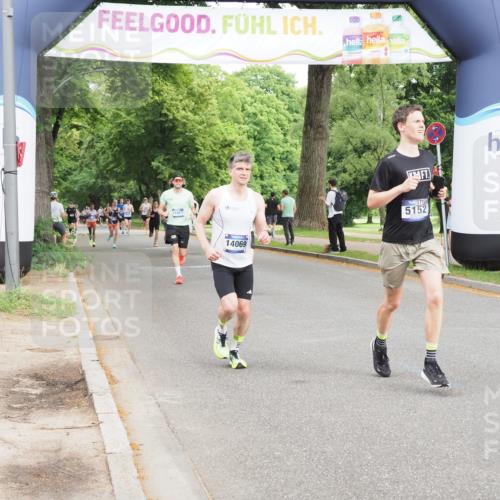 29.06.2025 - hella hamburg halbmarathon MichiJ http://msf.ph/oto/8214562 29.06.2025 10:23:32 Zwischen KM18-KM19 3005, 5152, 5269, 11230, 14069, 16417, 17489 meine-sportfotos.de
