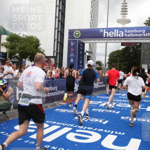 29.06.2025 - hella hamburg halbmarathon Michael Strokosch http://msf.ph/oto/8214606 29.06.2025 10:47:37 Ziel 1070, 1320, 1592, 1696, 2284, 2953, 3304, 5532, 5889, 6009, 8023, 8234, 8852, 8927, 10969, 11021, 12870, 13223, 13303, 14618, 14619, 15451, 15479, 17846, 17905, 18104, 18970, 19181 meine-sportfotos.de