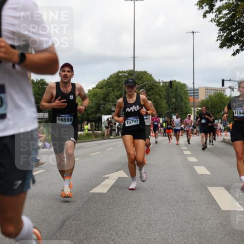 29.06.2025 - hella hamburg halbmarathon Yannick Fuchs http://msf.ph/oto/8214611 29.06.2025 10:32:39 20KM 1042, 1615, 1688, 3480, 3530, 7152, 7154, 7229, 7743, 8002, 8571, 9171, 9643, 9944, 10793, 10922, 11952, 13595, 13900, 14274, 14992, 15303, 15382, 15888, 16698, 17726, 18193, 18276, 18277, 18529, 18584, 18723 meine-sportfotos.de