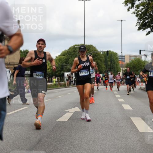 29.06.2025 - hella hamburg halbmarathon Yannick Fuchs http://msf.ph/oto/8214703 29.06.2025 10:32:39 20KM 1042, 1615, 1688, 3480, 3530, 7152, 7154, 7229, 7743, 8002, 8571, 9171, 9643, 9944, 10793, 10922, 11952, 13595, 13900, 14274, 14992, 15303, 15382, 15888, 16698, 17726, 18193, 18276, 18277, 18529, 18584, 18723 meine-sportfotos.de