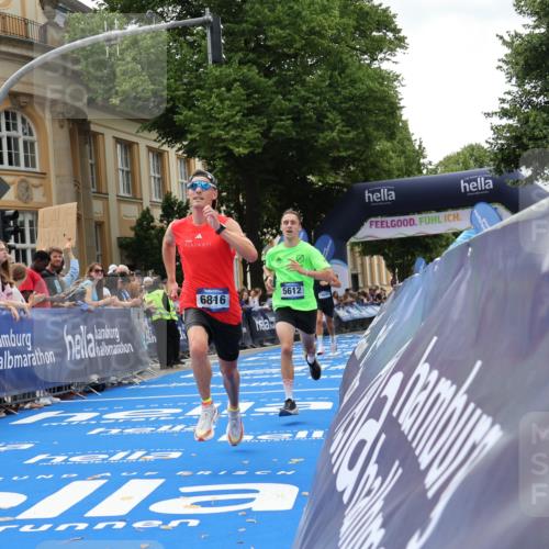 29.06.2025 - hella hamburg halbmarathon Strokosch-Dieckow http://msf.ph/oto/8214717 29.06.2025 10:24:19 Ziel 5612, 6816, 18695 meine-sportfotos.de