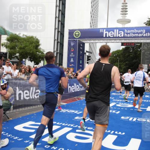 29.06.2025 - hella hamburg halbmarathon Michael Strokosch http://msf.ph/oto/8214778 29.06.2025 10:47:39 Ziel 1070, 1320, 1592, 1696, 2284, 2953, 5889, 6009, 8023, 8234, 8927, 10969, 11021, 12870, 13223, 13303, 14618, 14619, 15451, 15479, 17905, 18104, 18970, 19181 meine-sportfotos.de
