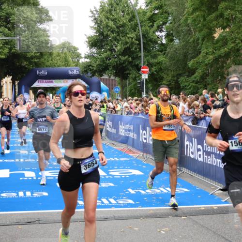 29.06.2025 - hella hamburg halbmarathon Zöllner http://msf.ph/oto/8214783 29.06.2025 10:51:02 Ziel 1630, 2207, 3654, 7369, 8117, 8572, 10215, 11551, 12778, 13008, 13687, 14125, 15362, 15643, 16285, 17221, 18066, 18350 meine-sportfotos.de