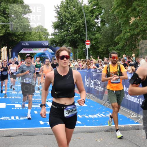 29.06.2025 - hella hamburg halbmarathon Zöllner http://msf.ph/oto/8214793 29.06.2025 10:51:03 Ziel 1630, 2207, 7369, 8117, 8572, 8704, 10215, 10603, 11551, 12778, 13008, 13687, 14125, 15362, 16285, 17221, 18066, 18350 meine-sportfotos.de