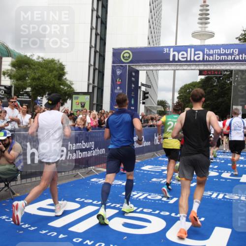 29.06.2025 - hella hamburg halbmarathon Michael Strokosch http://msf.ph/oto/8214810 29.06.2025 10:47:39 Ziel 1070, 1320, 1592, 1696, 2284, 2953, 5889, 6009, 8023, 8234, 8927, 10969, 11021, 12870, 13223, 13303, 14618, 14619, 15451, 15479, 17905, 18104, 18970, 19181 meine-sportfotos.de