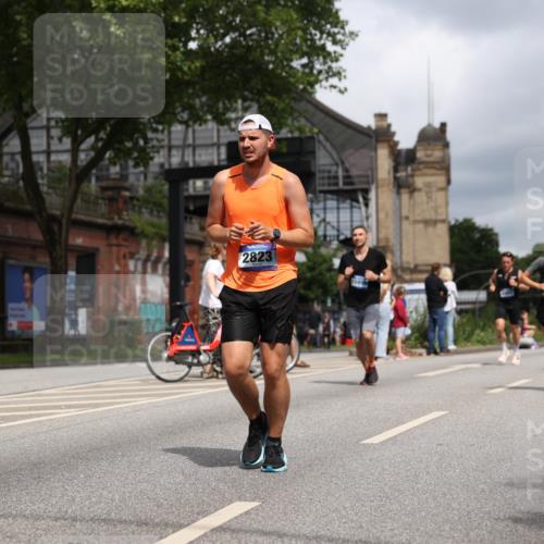 29.06.2025 - hella hamburg halbmarathon Yannick Fuchs http://msf.ph/oto/8214821 29.06.2025 10:45:33 20KM 1335, 2636, 2718, 2823, 2946, 4033, 4297, 4404, 4839, 4967, 5087, 5336, 5600, 5820, 6776, 7224, 7786, 7943, 8413, 8856, 8930, 8989, 9074, 9214, 9476, 9656, 9739, 9793, 9869, 9959, 10057, 10508, 10667, 10691, 10868, 11124, 11625, 12224, 12450, 13403, 13707, 13726, 13799, 14012, 14248, 14458, 14865, 14994, 15426, 15496, 15643, 15899, 16666, 16907, 17131, 17530, 17682, 17962, 17978, 18019, 18820, 19020, 19053 meine-sportfotos.de