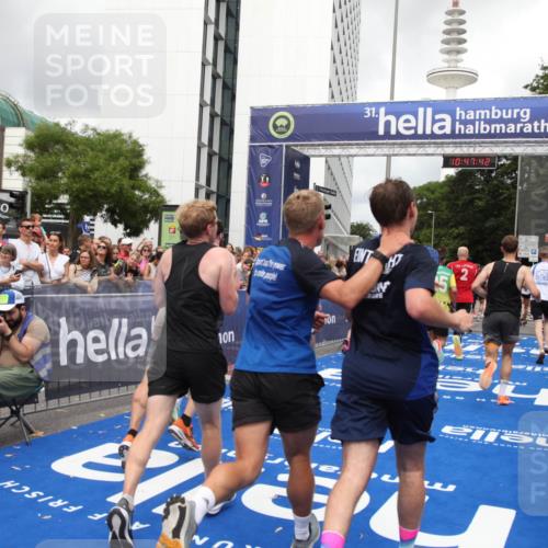 29.06.2025 - hella hamburg halbmarathon Michael Strokosch http://msf.ph/oto/8214869 29.06.2025 10:47:40 Ziel 1070, 1320, 1696, 2284, 5889, 6009, 7962, 8023, 8234, 8927, 10969, 12870, 13223, 13303, 14618, 14619, 15451, 15479, 18104, 18970, 19181 meine-sportfotos.de