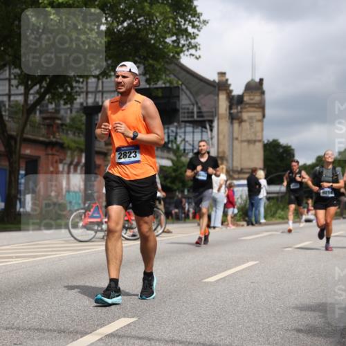 29.06.2025 - hella hamburg halbmarathon Yannick Fuchs http://msf.ph/oto/8214896 29.06.2025 10:45:33 20KM 1335, 2636, 2718, 2823, 2946, 4033, 4297, 4404, 4839, 4967, 5087, 5336, 5600, 5820, 6776, 7224, 7786, 7943, 8413, 8856, 8930, 8989, 9074, 9214, 9476, 9656, 9739, 9793, 9869, 9959, 10057, 10508, 10667, 10691, 10868, 11124, 11625, 12224, 12450, 13403, 13707, 13726, 13799, 14012, 14248, 14458, 14865, 14994, 15426, 15496, 15643, 15899, 16666, 16907, 17131, 17530, 17682, 17962, 17978, 18019, 18820, 19020, 19053 meine-sportfotos.de