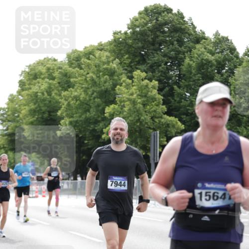 29.06.2025 - hella hamburg halbmarathon Jannik Wohlers http://msf.ph/oto/8214902 29.06.2025 10:26:55 Lombardsbrücke 1530, 2775, 5825, 6259, 7234, 7314, 7944, 8281, 9349, 10077, 11256, 11766, 12500, 14020, 14021, 15641, 18097, 18976 meine-sportfotos.de