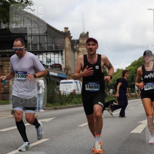 29.06.2025 - hella hamburg halbmarathon Yannick Fuchs http://msf.ph/oto/8214906 29.06.2025 10:32:40 20KM 1042, 1615, 1688, 3480, 3530, 7152, 7154, 7229, 7743, 8002, 8571, 9171, 9643, 10793, 11952, 13595, 13900, 14274, 14992, 15303, 15382, 15888, 16698, 17726, 18193, 18276, 18277, 18529, 18584, 18723 meine-sportfotos.de