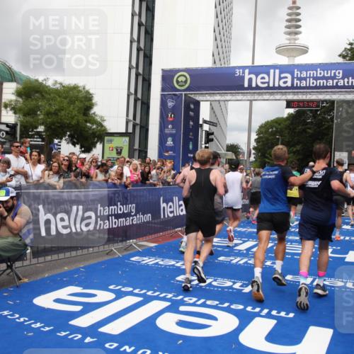 29.06.2025 - hella hamburg halbmarathon Michael Strokosch http://msf.ph/oto/8214941 29.06.2025 10:47:41 Ziel 1070, 1320, 1696, 2284, 2708, 5889, 6009, 7962, 8023, 8234, 8927, 10969, 10988, 13223, 13303, 13948, 14618, 14619, 15451, 15479, 16205, 18104, 18970, 19181 meine-sportfotos.de
