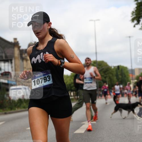 29.06.2025 - hella hamburg halbmarathon Yannick Fuchs http://msf.ph/oto/8215007 29.06.2025 10:32:41 20KM 1042, 1615, 1688, 3480, 3530, 7152, 7154, 7229, 7743, 8002, 8571, 9171, 9643, 10793, 11952, 13595, 13900, 14274, 14688, 14992, 15303, 15382, 15888, 16698, 17726, 18193, 18276, 18277, 18529, 18584, 18723 meine-sportfotos.de
