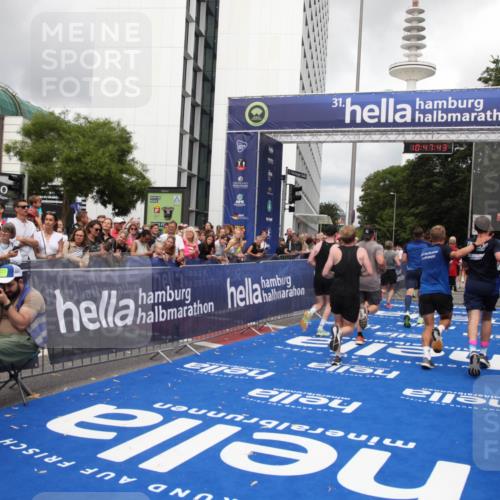 29.06.2025 - hella hamburg halbmarathon Michael Strokosch http://msf.ph/oto/8215021 29.06.2025 10:47:42 Ziel 1070, 1320, 1696, 2284, 2708, 5889, 6009, 7962, 8023, 8927, 10969, 10988, 11283, 13948, 14618, 14619, 15451, 15478, 16205, 18104, 18970, 19181 meine-sportfotos.de