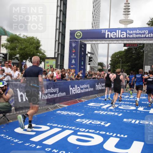 29.06.2025 - hella hamburg halbmarathon Michael Strokosch http://msf.ph/oto/8215036 29.06.2025 10:47:42 Ziel 1070, 1320, 1696, 2284, 2708, 5889, 6009, 7962, 8023, 8927, 10969, 10988, 11283, 13948, 14618, 14619, 15451, 15478, 16205, 18104, 18970, 19181 meine-sportfotos.de