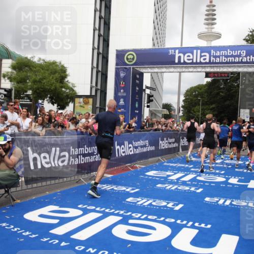 29.06.2025 - hella hamburg halbmarathon Michael Strokosch http://msf.ph/oto/8215043 29.06.2025 10:47:43 Ziel 1320, 1696, 2284, 2708, 5889, 6009, 7962, 8927, 10969, 10988, 11283, 13948, 14618, 14619, 15451, 15478, 16205, 18104, 18970, 19181 meine-sportfotos.de