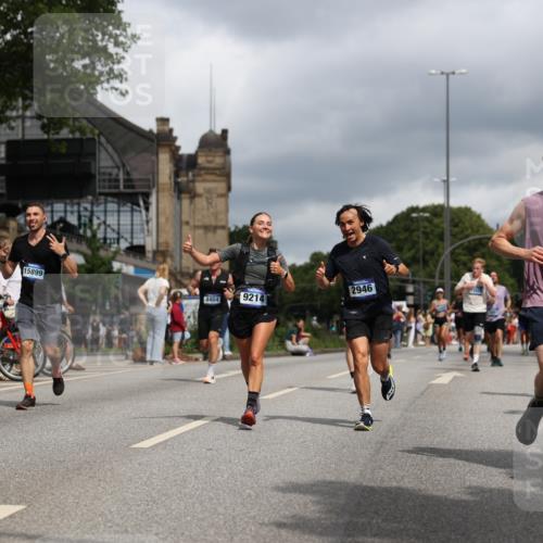 29.06.2025 - hella hamburg halbmarathon Yannick Fuchs http://msf.ph/oto/8215054 29.06.2025 10:45:34 20KM 1335, 2636, 2718, 2823, 2946, 4033, 4297, 4404, 4839, 4967, 5087, 5336, 5600, 5820, 6776, 7224, 7786, 7943, 8413, 8856, 8930, 8989, 9074, 9214, 9476, 9656, 9739, 9793, 9869, 9959, 10057, 10667, 10691, 10868, 11124, 11625, 12224, 12450, 13403, 13707, 13726, 13799, 14012, 14248, 14458, 14865, 14994, 15426, 15496, 15643, 15899, 16666, 17033, 17131, 17530, 17682, 17962, 17978, 18019, 18820, 19020, 19053 meine-sportfotos.de