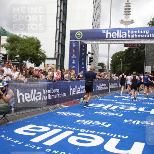 29.06.2025 - hella hamburg halbmarathon Michael Strokosch http://msf.ph/oto/8215056 29.06.2025 10:47:43 Ziel 1320, 1696, 2284, 2708, 5889, 6009, 7962, 8927, 10969, 10988, 11283, 13948, 14618, 14619, 15451, 15478, 16205, 18104, 18970, 19181 meine-sportfotos.de