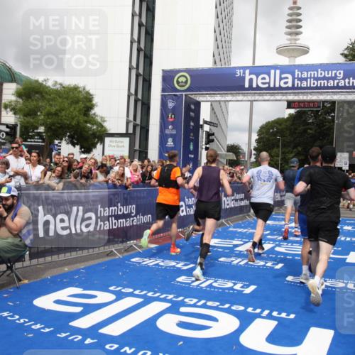 29.06.2025 - hella hamburg halbmarathon Michael Strokosch http://msf.ph/oto/8215083 29.06.2025 10:47:46 Ziel 2708, 5915, 7962, 10988, 11283, 12679, 13948, 14618, 15478, 16205, 17229, 18430, 18970 meine-sportfotos.de