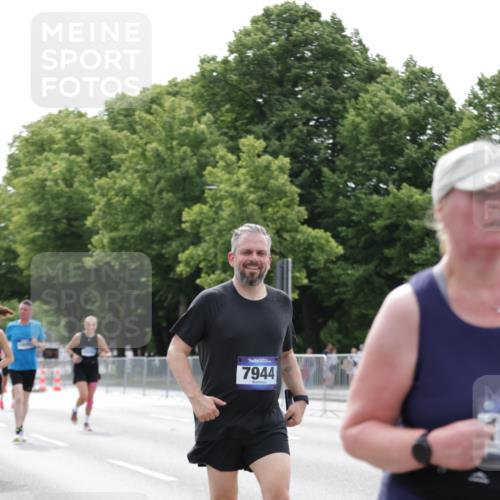29.06.2025 - hella hamburg halbmarathon Jannik Wohlers http://msf.ph/oto/8215095 29.06.2025 10:26:55 Lombardsbrücke 1530, 2775, 5825, 6259, 7234, 7314, 7944, 8281, 9349, 10077, 11256, 11766, 12500, 14020, 14021, 15641, 18097, 18976 meine-sportfotos.de