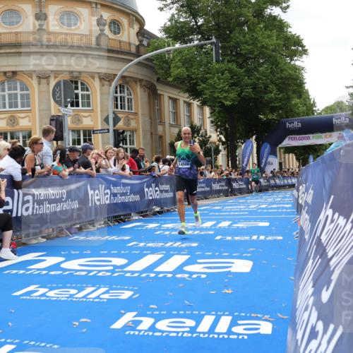 29.06.2025 - hella hamburg halbmarathon Strokosch-Dieckow http://msf.ph/oto/8215096 29.06.2025 10:24:38 Ziel 2892, 14506, 18740 meine-sportfotos.de