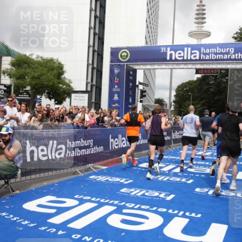 29.06.2025 - hella hamburg halbmarathon Michael Strokosch http://msf.ph/oto/8215116 29.06.2025 10:47:46 Ziel 2708, 5915, 7962, 10988, 11283, 12679, 13948, 14618, 15478, 16205, 17229, 18430, 18970 meine-sportfotos.de
