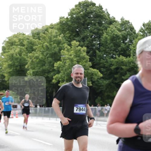 29.06.2025 - hella hamburg halbmarathon Jannik Wohlers http://msf.ph/oto/8215118 29.06.2025 10:26:55 Lombardsbrücke 1530, 2775, 5825, 6259, 7234, 7314, 7944, 8281, 9349, 10077, 11256, 11766, 12500, 14020, 14021, 15641, 18097, 18976 meine-sportfotos.de