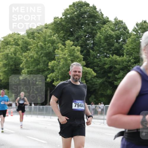 29.06.2025 - hella hamburg halbmarathon Jannik Wohlers http://msf.ph/oto/8215145 29.06.2025 10:26:55 Lombardsbrücke 1530, 2775, 5825, 6259, 7234, 7314, 7944, 8281, 9349, 10077, 11256, 11766, 12500, 14020, 14021, 15641, 18097, 18976 meine-sportfotos.de