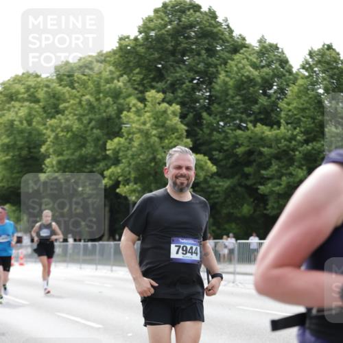 29.06.2025 - hella hamburg halbmarathon Jannik Wohlers http://msf.ph/oto/8215147 29.06.2025 10:26:56 Lombardsbrücke 2775, 5825, 6259, 7234, 7314, 7944, 8281, 10077, 11256, 11766, 12500, 15641, 18097 meine-sportfotos.de