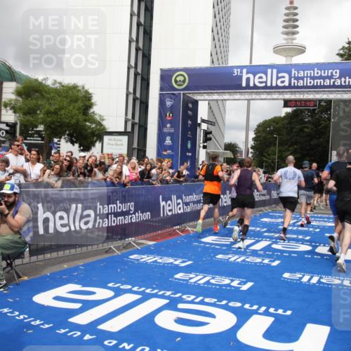 29.06.2025 - hella hamburg halbmarathon Michael Strokosch http://msf.ph/oto/8215154 29.06.2025 10:47:47 Ziel 2340, 2708, 5915, 7962, 10988, 11283, 12679, 13948, 15478, 16205, 17229, 18430 meine-sportfotos.de