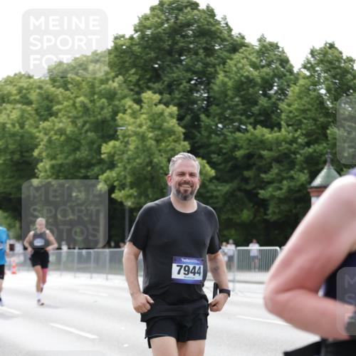 29.06.2025 - hella hamburg halbmarathon Jannik Wohlers http://msf.ph/oto/8215170 29.06.2025 10:26:56 Lombardsbrücke 2775, 5825, 6259, 7234, 7314, 7944, 8281, 10077, 11256, 11766, 12500, 15641, 18097 meine-sportfotos.de