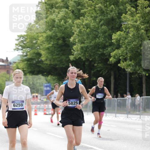 29.06.2025 - hella hamburg halbmarathon Jannik Wohlers http://msf.ph/oto/8215181 29.06.2025 10:26:57 Lombardsbrücke 2775, 4372, 5825, 6259, 7944, 8281, 10077, 11256, 11766, 12500, 15641, 18097, 18766 meine-sportfotos.de