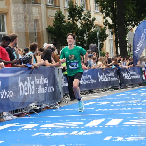 29.06.2025 - hella hamburg halbmarathon Strokosch-Dieckow http://msf.ph/oto/8215196 29.06.2025 10:24:41 Ziel 1241, 2892, 13872, 14506, 18740 meine-sportfotos.de