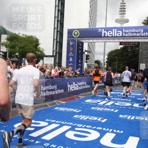 29.06.2025 - hella hamburg halbmarathon Michael Strokosch http://msf.ph/oto/8215197 29.06.2025 10:47:47 Ziel 2340, 2708, 5915, 7962, 10988, 11283, 12679, 13948, 15478, 16205, 17229, 18430 meine-sportfotos.de