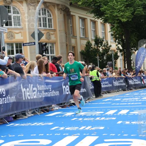 29.06.2025 - hella hamburg halbmarathon Strokosch-Dieckow http://msf.ph/oto/8215216 29.06.2025 10:24:42 Ziel 1241, 1271, 2892, 7142, 11678, 13872, 14506, 18740 meine-sportfotos.de